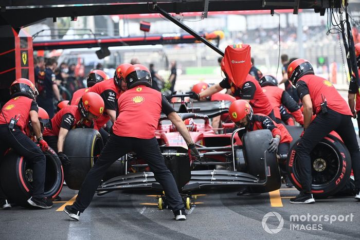 Charles Leclerc, Ferrari F1-75, en boxes