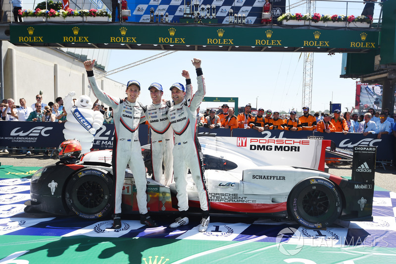 I vincitori assoluti #2 Porsche Team Porsche 919 Hybrid: Timo Bernhard, Earl Bamber, Brendon Hartley