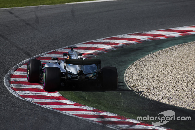 Льюис Хэмилтон, Mercedes AMG F1 W08, runs wide onto a kerb