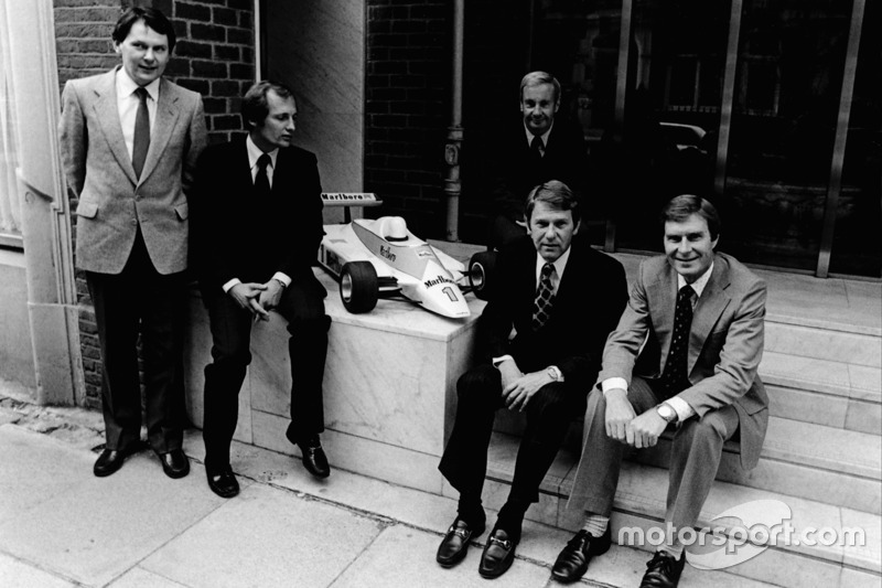 McLaren Internacional John Barnard, Ron Dennis Teddy Mayer detrás de Tyler Alexander y Creighton Bro