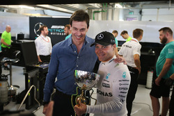 Совладелец и исполнительный директор Mercedes AMG F1 Тото Вольф и гонщик команды Валттери Боттас