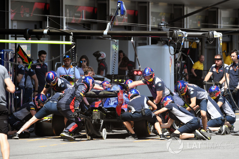 Carlos Sainz Jr., Scuderia Toro Rosso STR12 pit stop