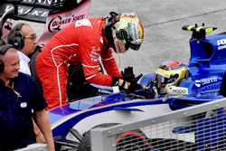 Sebastian Vettel, Ferrari thanks Pascal Wehrlein, Sauber C36 for the lift