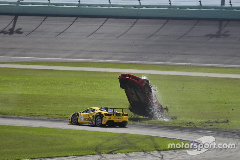 Авария: Жером Якалоне (№124, Ferrari of Long Island, Ferrari 488 Challenge)