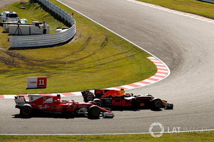  Daniel Ricciardo, Red Bull Racing RB13, pasa a Sebastian Vettel, Ferrari SF70H
