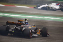 Jolyon Palmer, Renault Sport F1 Team RS17, spins off on slick tyres, ahead of Felipe Massa, Williams