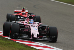 Sergio Pérez, Force India VJM10, lidera a Kimi Raikkonen, Ferrari SF70H