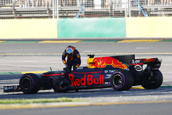 Daniel Ricciardo, Red Bull Racing RB13, gets applause from the crowd after stopping on track