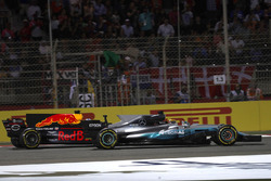 Льюіс Хемілтон, Mercedes AMG F1 W08, бротьба за позицію з Даніелем Ріккардо, Red Bull Racing RB13