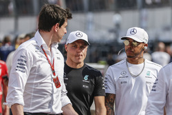 Директор Mercedes AMG F1 Тото Вольф и гонщики команды Валттери Боттас и Льюис Хэмилтон