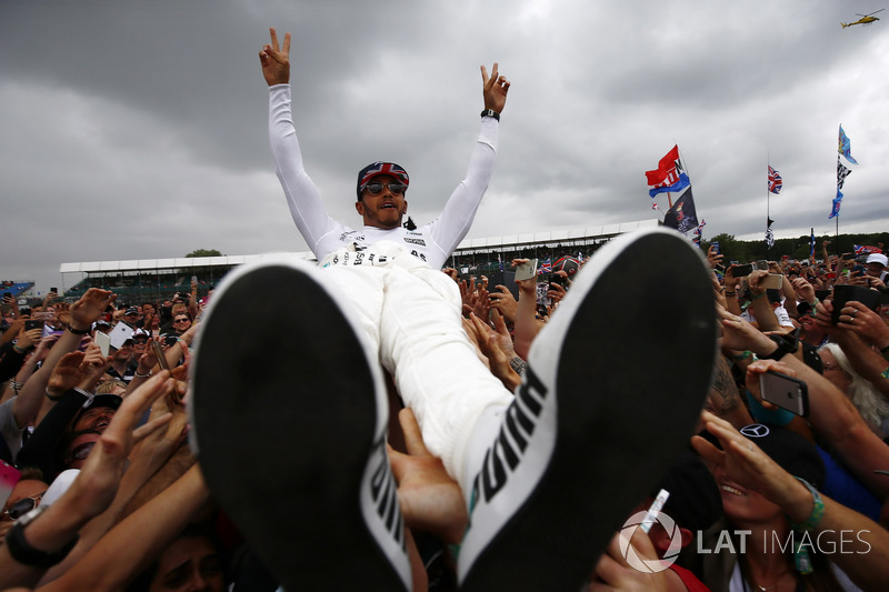 1. Lewis Hamilton, Mercedes AMG F1, mit Fans