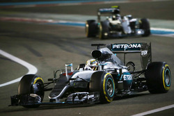 Льюис Хэмилтон, Mercedes AMG F1 W07 Hybrid, и Нико Росберг, Mercedes AMG F1 W07 Hybrid
