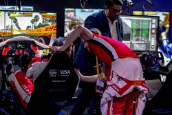 Nick Heidfeld, Olli Pahkala, Mahindra Racing'i tebrik ediyor
