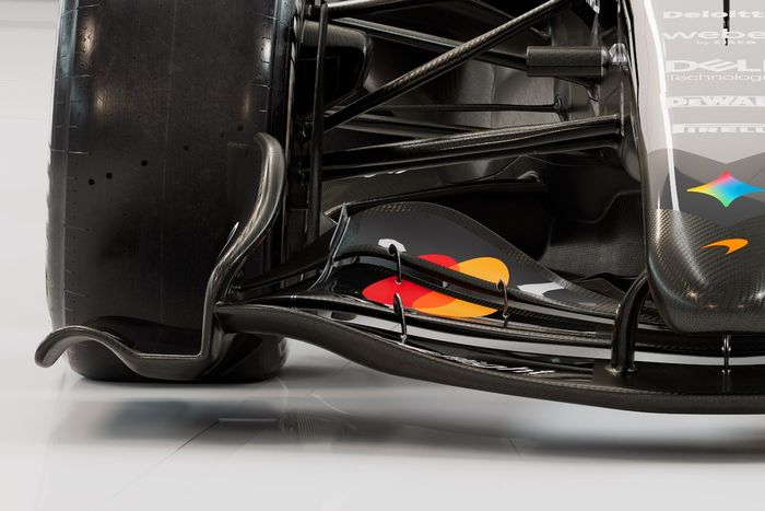 طلاء سيارة McLaren MCL40 في اختبار برشلونة 