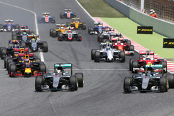 Start of the race, Nico Rosberg, Mercedes AMG F1 Team and Lewis Hamilton, Mercedes AMG F1 Team