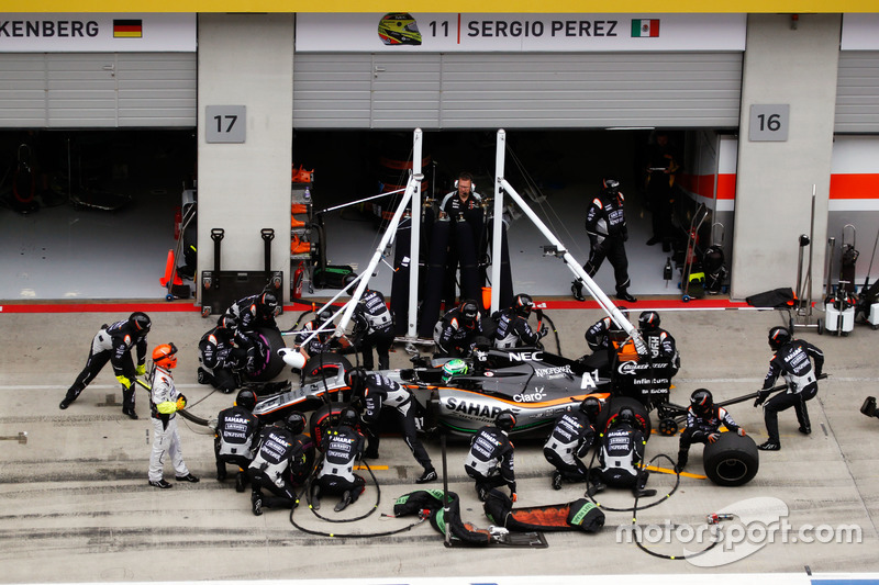 Nico Hulkenberg, Sahara Force India F1 VJM09, pit stop