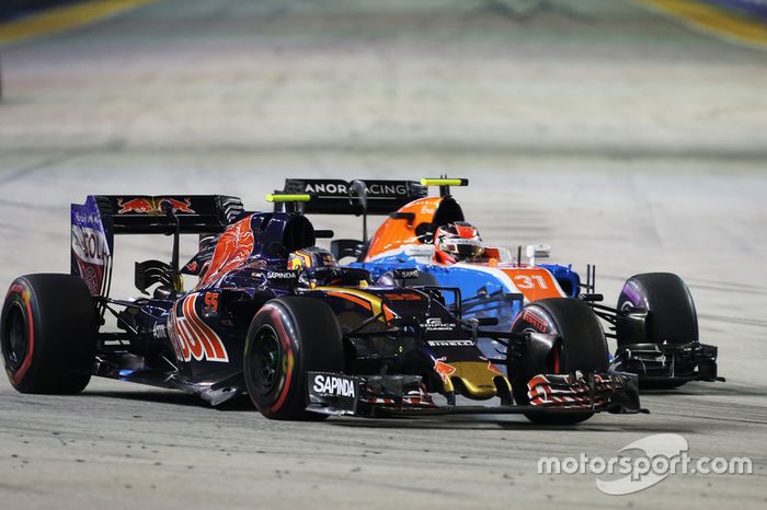 Carlos Sainz Jr., Scuderia Toro Rosso STR11 Y Esteban Ocon, Manor Racing MRT05 Batalla por la posición