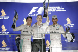 Nico Rosberg, Mercedes AMG F1 W07 Hybrid y Lewis Hamilton, Mercedes AMG F1 en el podio