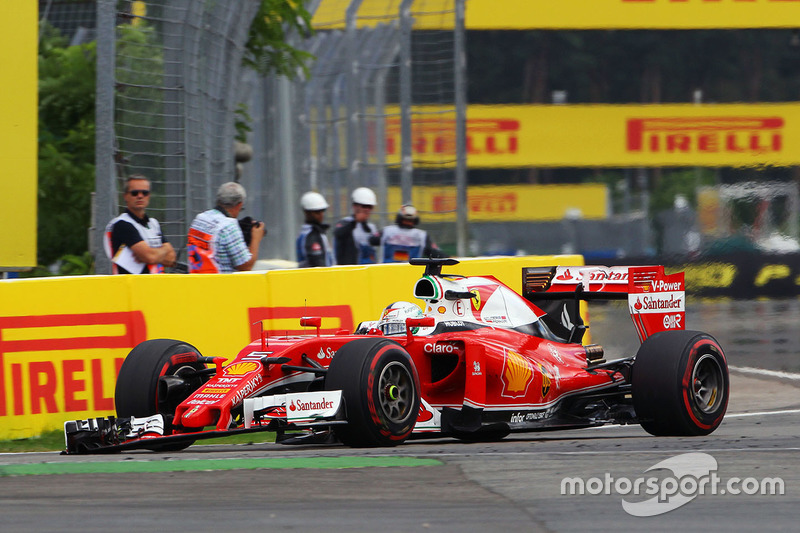 Sebastian Vettel, Ferrari SF16-H con un ala delantera rota