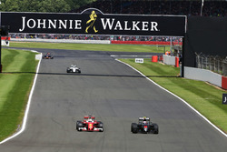 Sebastian Vettel, Ferrari SF16-H; Jenson Button, McLaren MP4-31