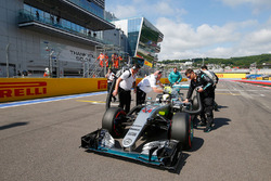 Lewis Hamilton, Mercedes AMG F1 Team W07 en la parrilla