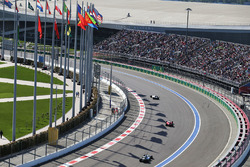 Valtteri Bottas, Williams FW38 lidera a Kimi Raikkonen, Ferrari SF16-H y a Lewis Hamilton, Mercedes