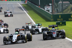 Nico Hülkenberg, Sahara Force India F1 VJM09; Fernando Alonso, McLaren MP4-31