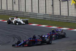 Brendon Hartley, Toro Rosso STR13 Honda, leidt Pierre Gasly, Toro Rosso STR13 Honda, en Marcus Erics
