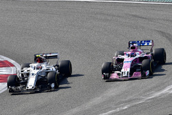 Charles Leclerc, Sauber C37 ve Sergio Perez, Force India VJM11