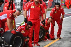 Des mécaniciens Ferrari