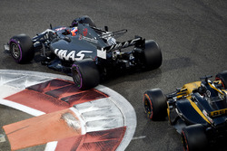 Romain Grosjean, Haas F1 Team VF-17 and Nico Hulkenberg, Renault Sport F1 Team RS17 battle for position