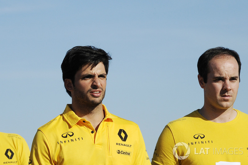 Carlos Sainz Jr., Renault Sport F1 Team camina con el equipo por el circuito
