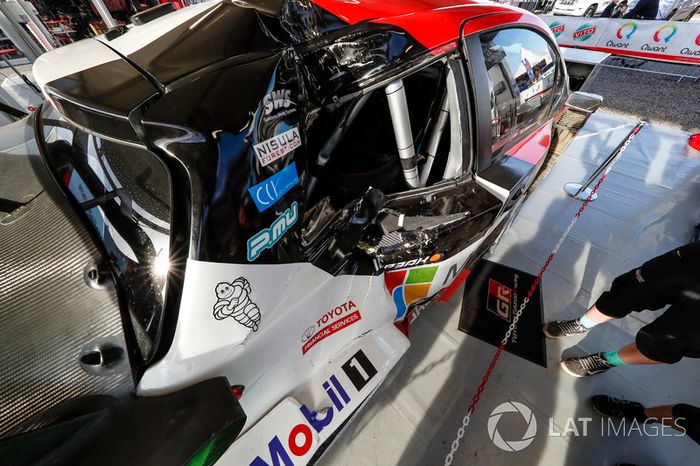 El coche dañado de Jari-Matti Latvala, Miikka Anttila, Toyota Gazoo Racing WRT Toyota Yaris WRC