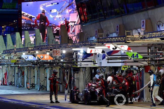 #3 Rebellion Racing Rebellion R-13: Mathias Beche, Gustavo Menezes, Thomas Laurent, pit stop