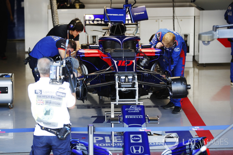 Mekanik Toro Rosso mengerjakan mobil Pierre Gasly, Toro Rosso STR13