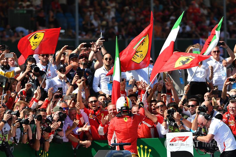 Il vincitore della gara Sebastian Vettel, Ferrari, festeggia nel parco chiuso