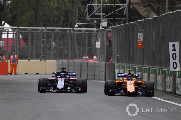 Brendon Hartley, Scuderia Toro Rosso STR13 y Fernando Alonso, McLaren MCL33