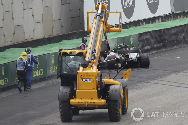 The crashed car of Lewis Hamilton, Mercedes-Benz F1 W08 is recovered in Q1