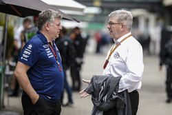 Otmar Szafnauer, COO Sahara Force India Formula One Team et Ross Brawn, directeur de la compétition du Formula One Group