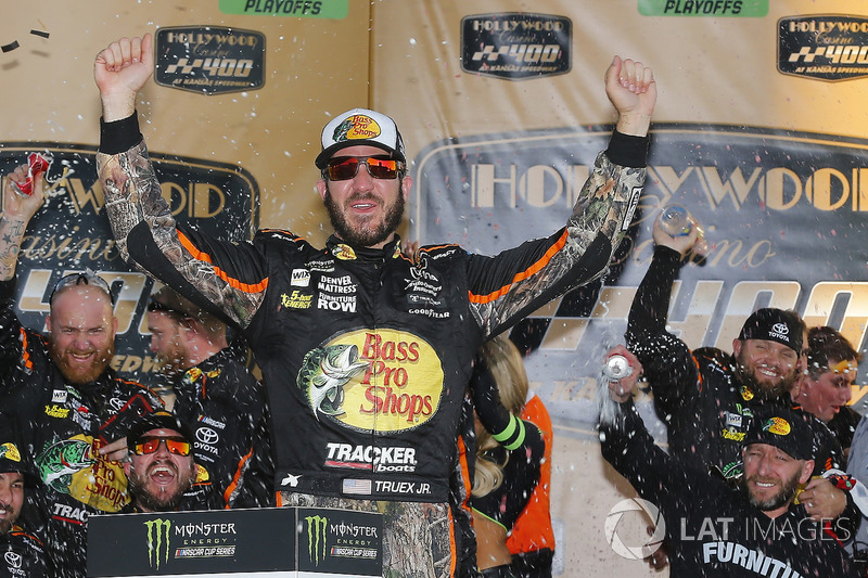 Ganador de la carrera Martin Truex Jr., Furniture Row Racing Toyota