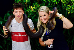 Charles Leclerc, Sauber, avec un serpent