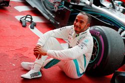 Ganador dela carrera Lewis Hamilton, Mercedes AMG F1, celebra en parc ferme