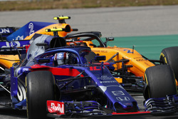 Pierre Gasly, Toro Rosso STR13, devant Stoffel Vandoorne, McLaren MCL33