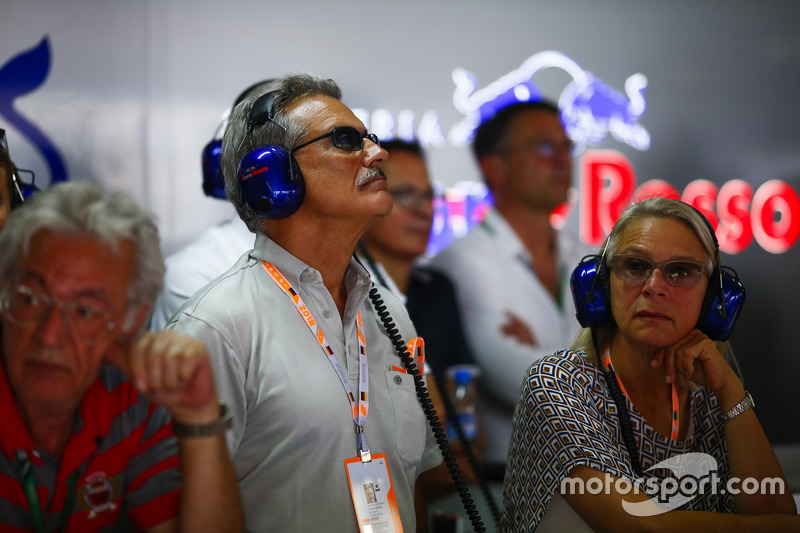 Dr. Mario Theissen bezoekt de Toro Rosso garage