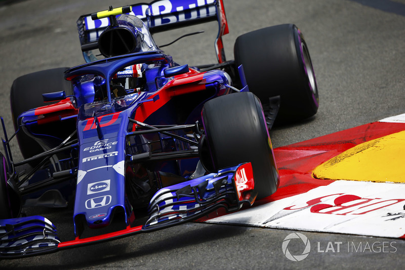 Pierre Gasly, Toro Rosso STR13, runs over a kerb