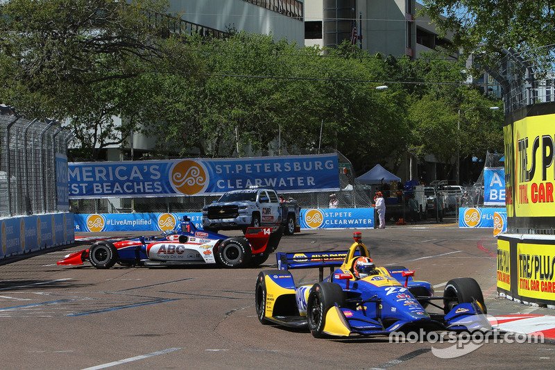 Tony Kanaan, A.J. Foyt Enterprises Chevrolet, Alexander Rossi, Andretti Autosport Honda