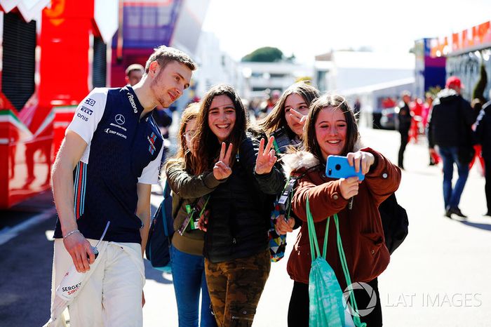 Sergey Sirotkin, Williams FW41, es llevado a su garaje por mecánicos
