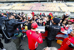Кімі Райкконен, Ferrari, роздає автографи вболівальникам