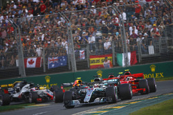 Льюис Хэмилтон, Mercedes AMG F1 W09, Кими Райкконен и Себастьян Феттель, Ferrari SF71H, Кевин Магнус