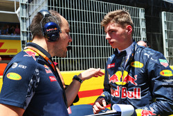 Max Verstappen, Red Bull Racing met engineer Gianpiero Lambiase, op de grid